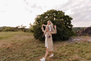 Rodzina na tle kwitnących kwiatów