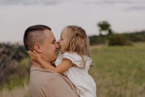 Rodzina na tle kwitnących drzew