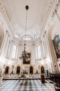 Rodzina na tle kościoła