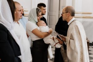 Dziecko i woda chrzcielna