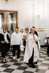 Kapłan błogosławi rodzinę