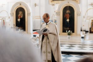 Rodzice trzymają dziecko