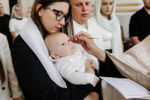 Rodzice trzymają dziecko