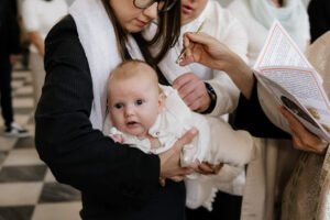 Rodzina na tle kościoła