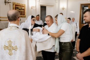 Rodzina na tle ołtarza