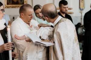 Rodzina na tle ołtarza