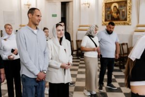 Rodzina na tle witraży