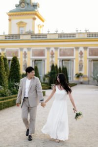 spontaniczne zdjęcie śmiejącej się pary