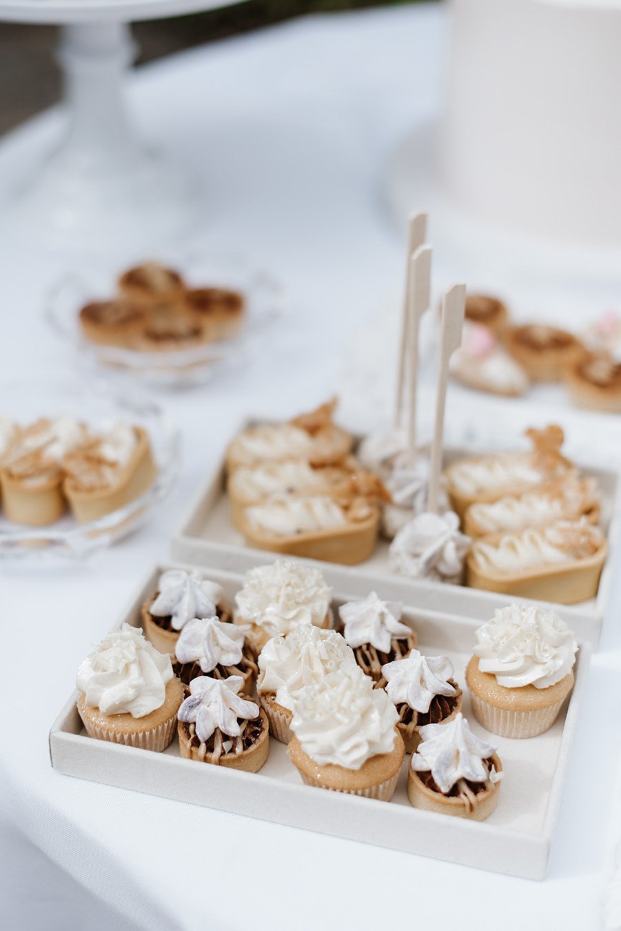 Sztućce i serwetki w eleganckim stylu