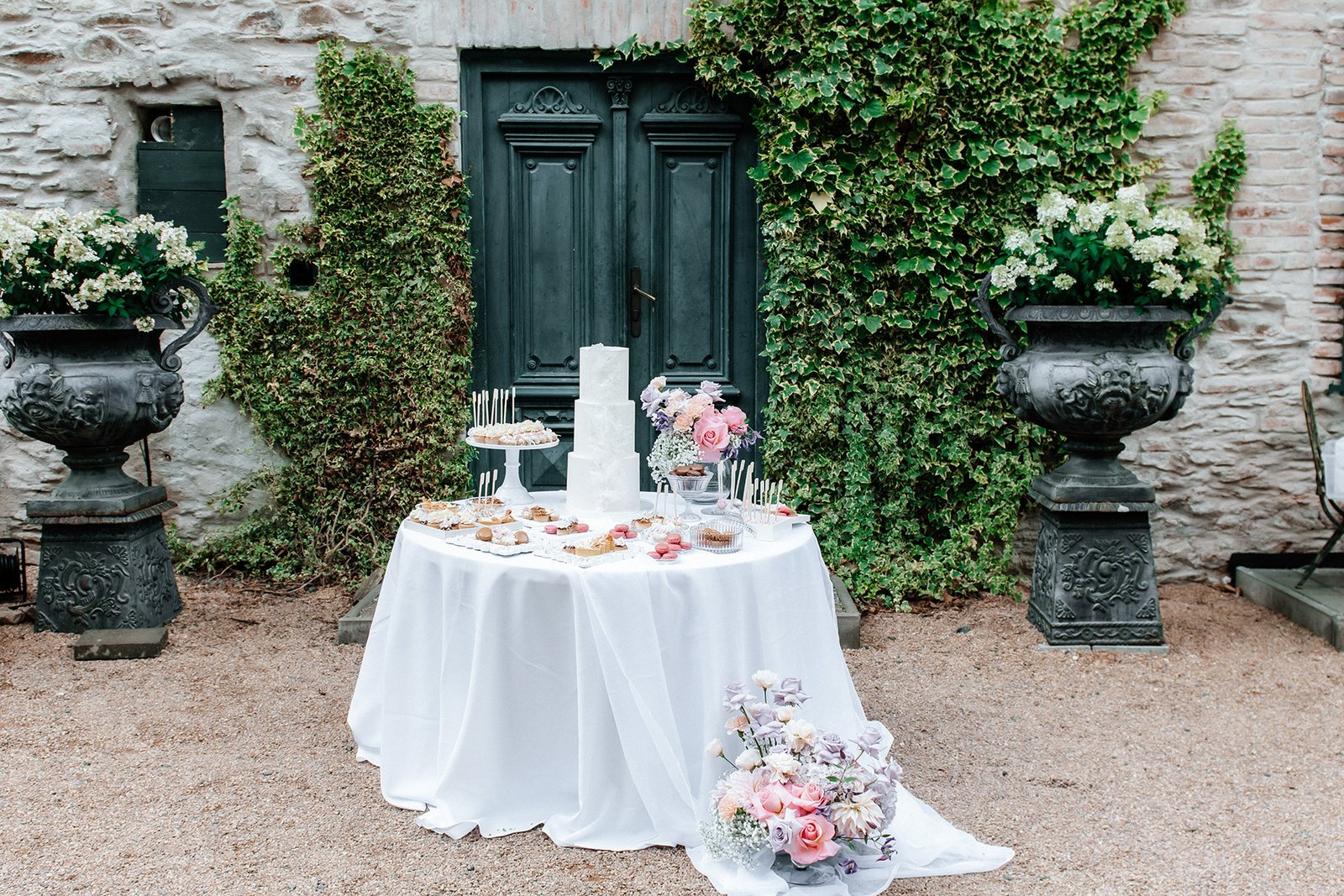 Goście weselni na tle dekoracji