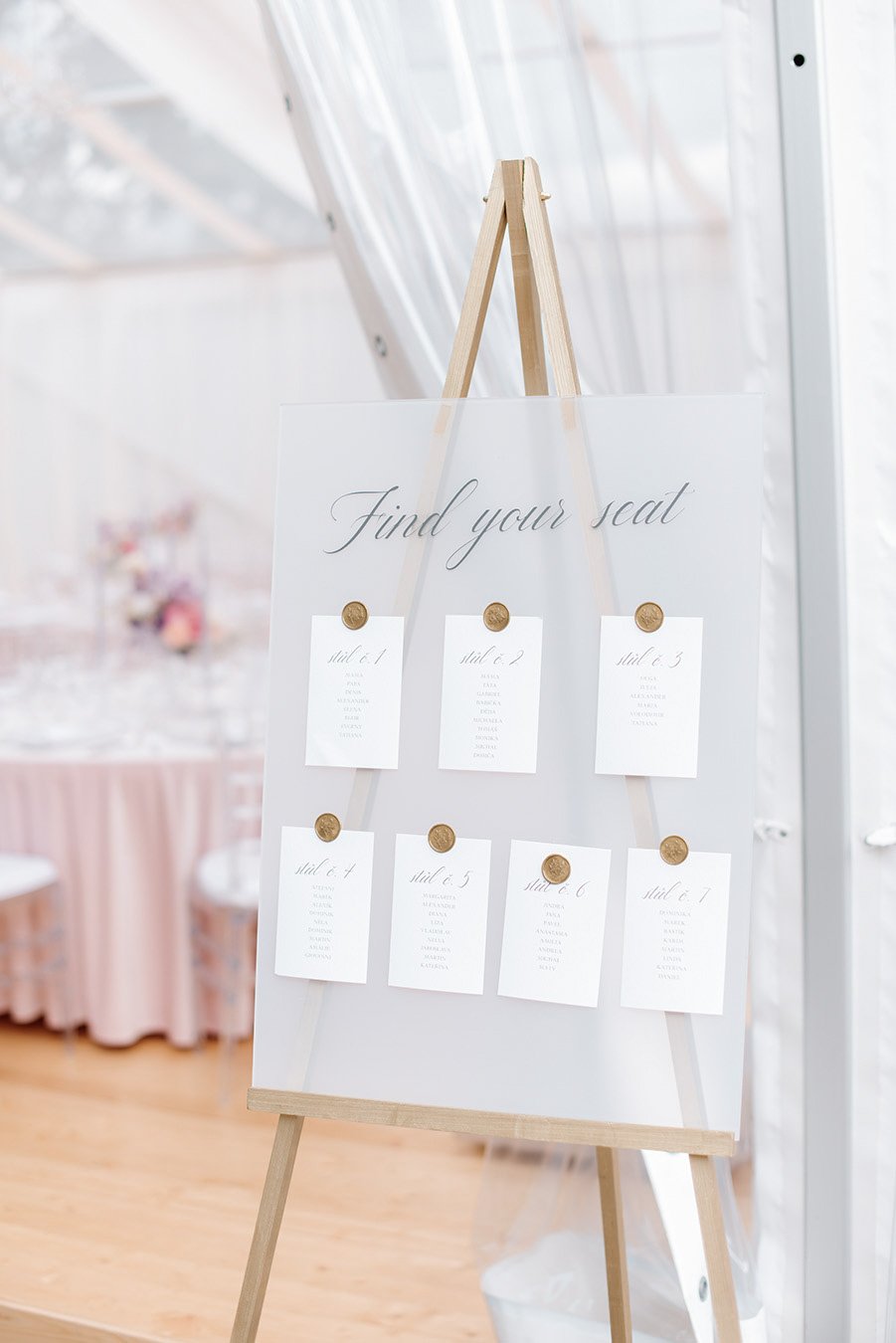 Ślubne winietki na stole