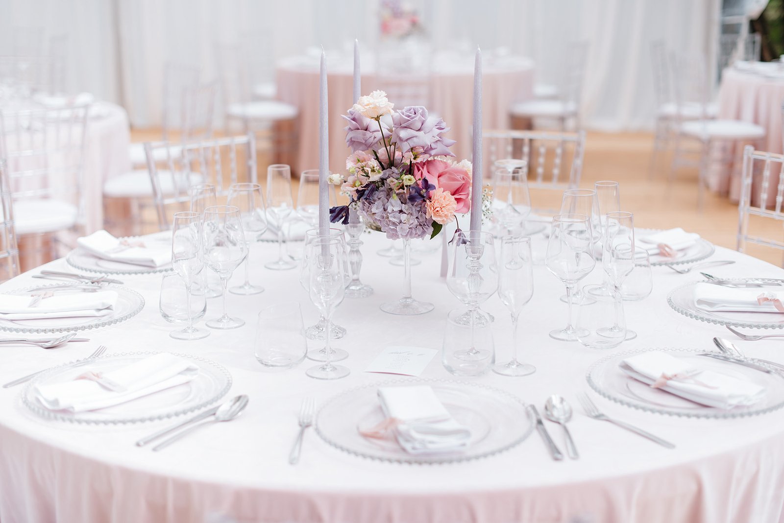 Bukiet kwiatów na stole