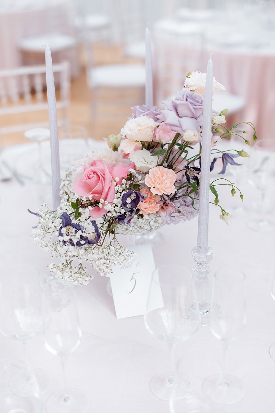 Goście weselni na tle dekoracji