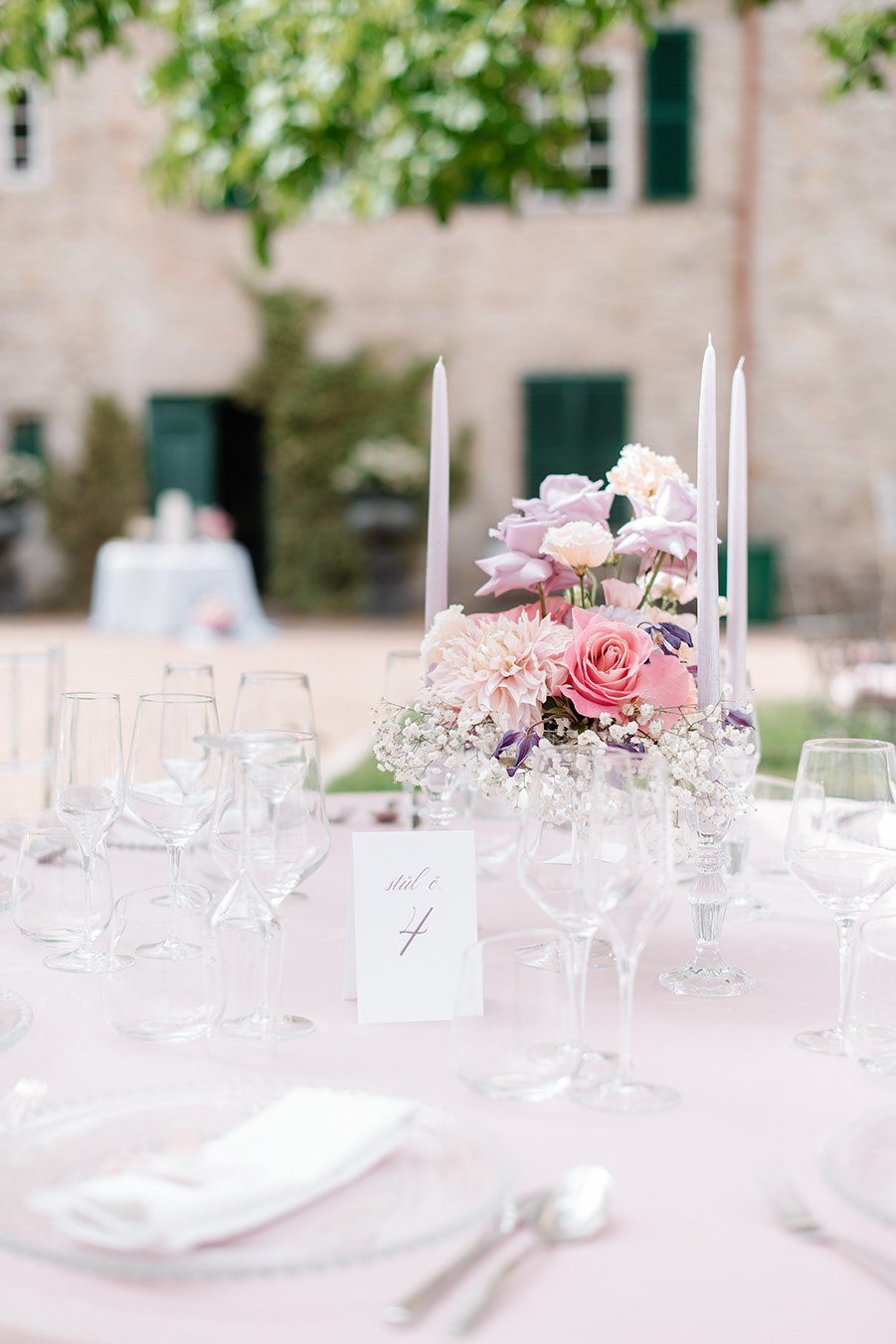 Dekoracje z tkanin na stołach