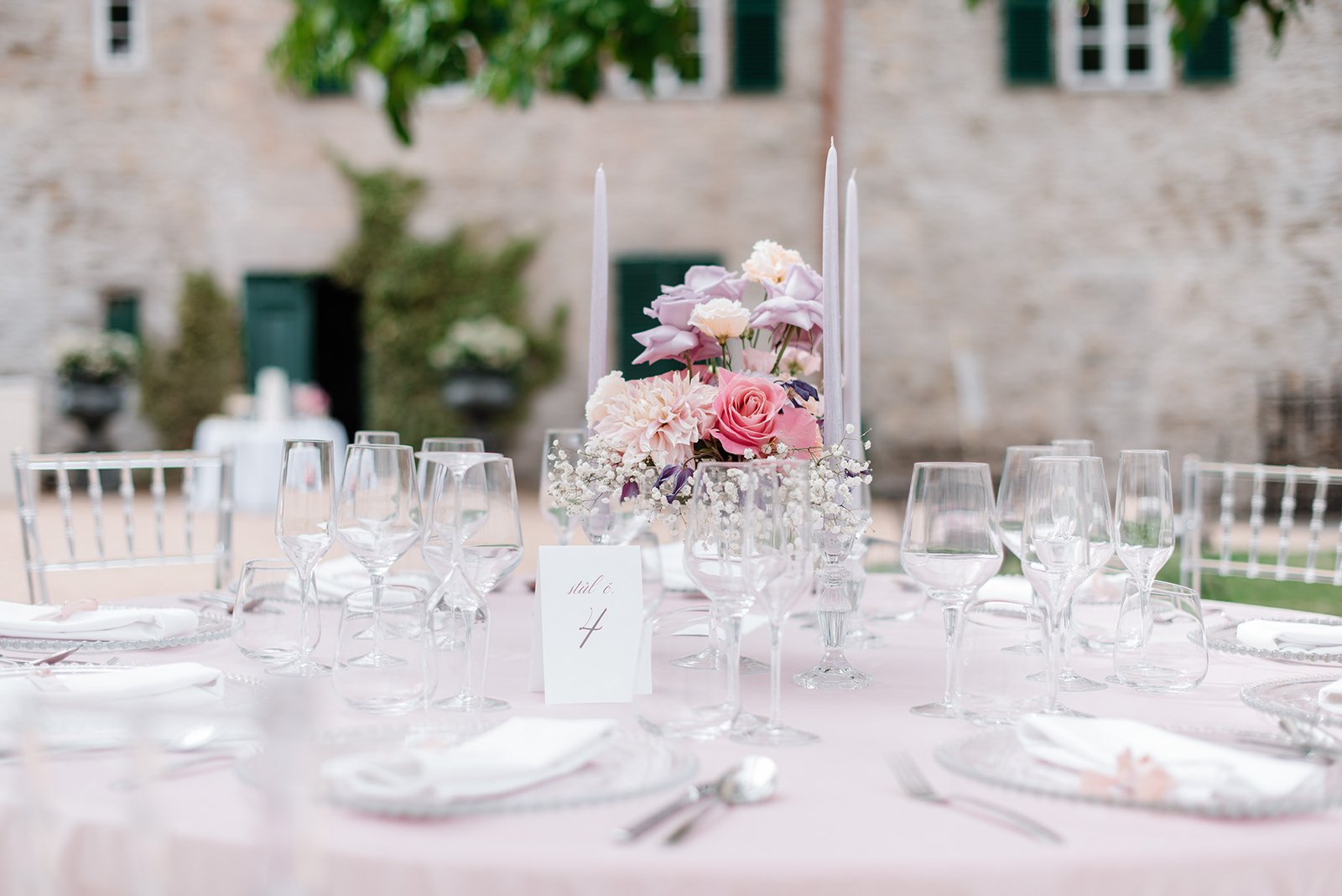 Goście weselni na tle dekoracji