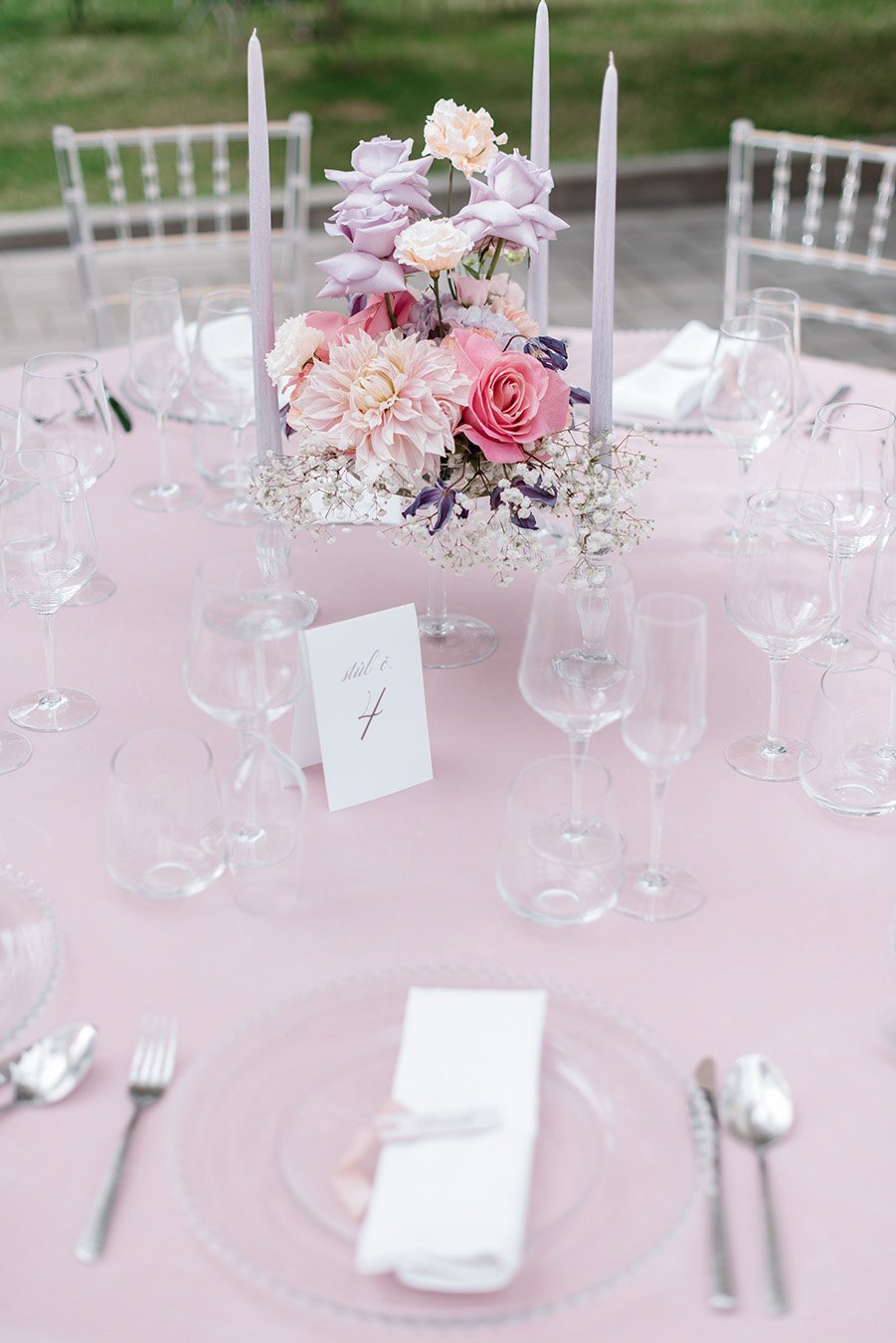 Świeczki na tle dekoracji