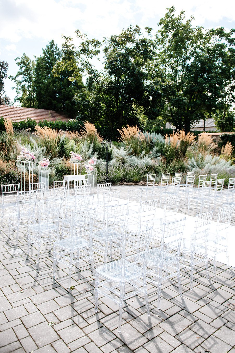 Stół z tortem ślubnym