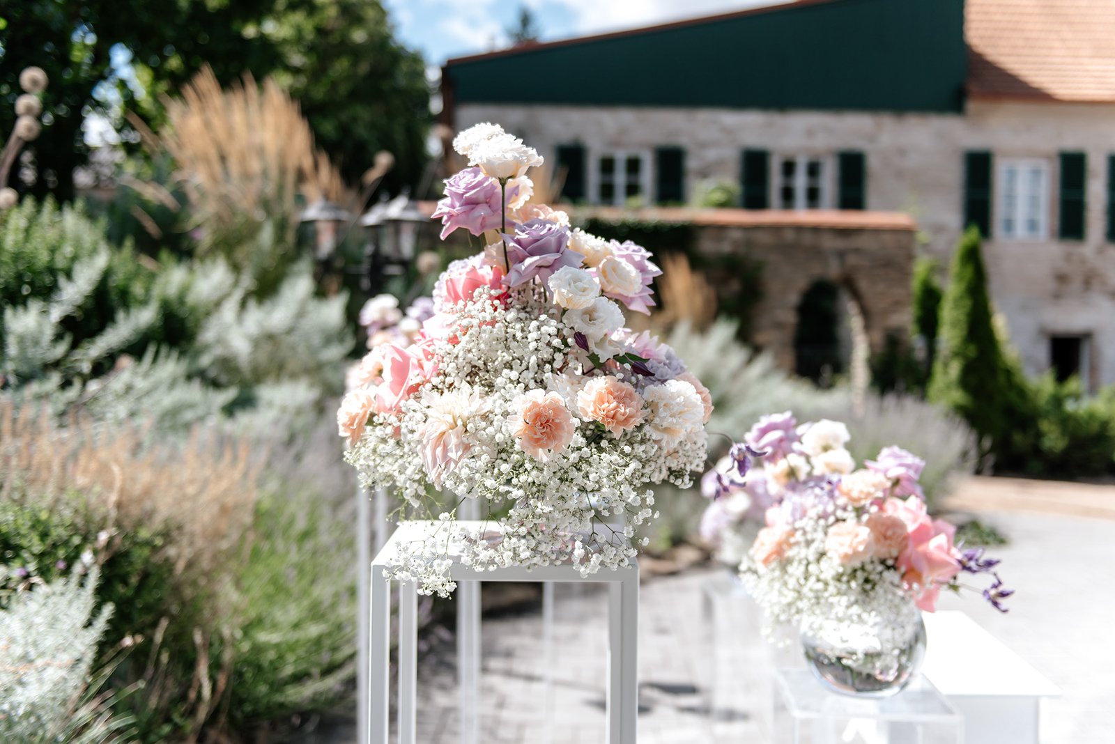 Dekoracje z białych róż