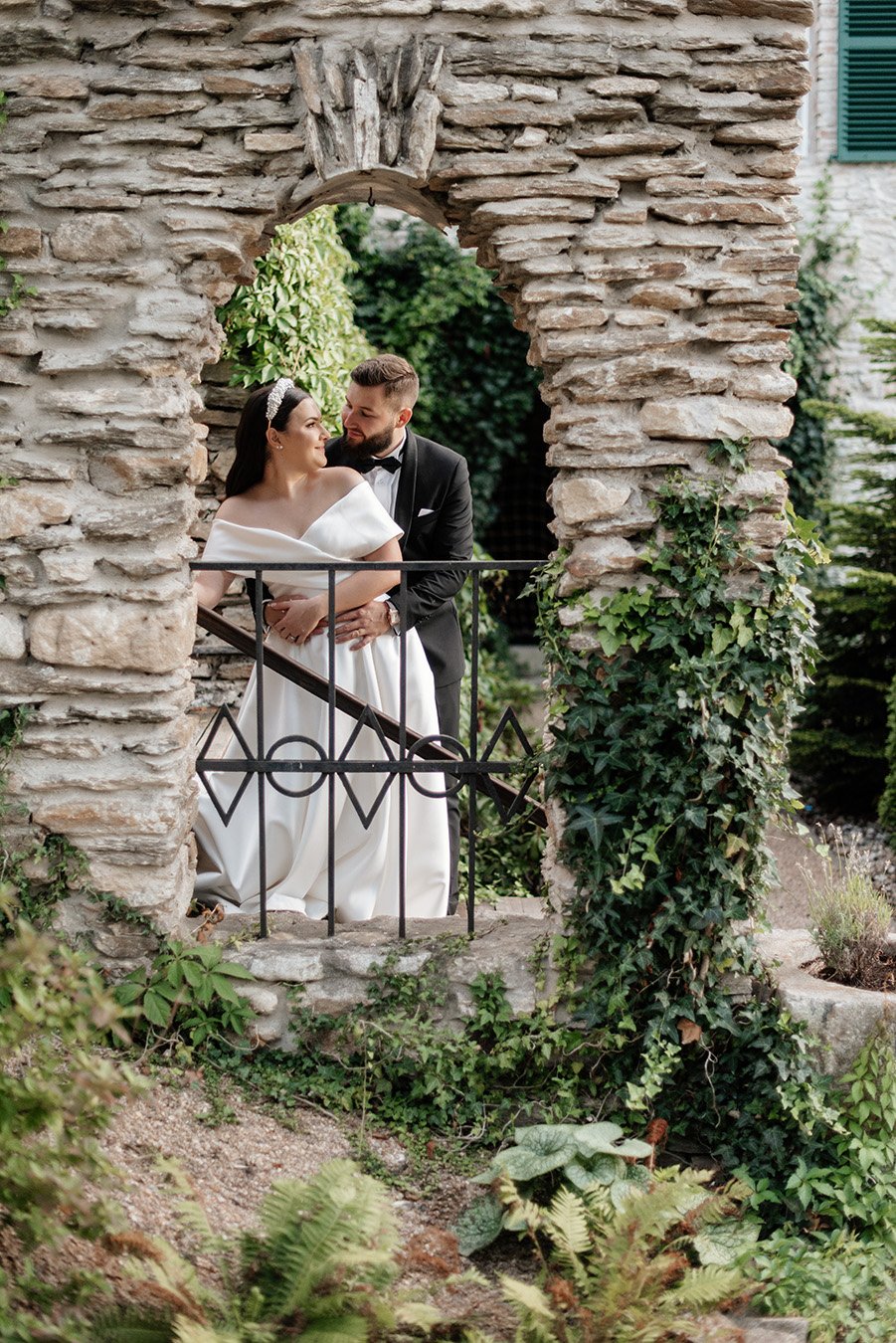 Romantyczne spojrzenia w blasku słońca