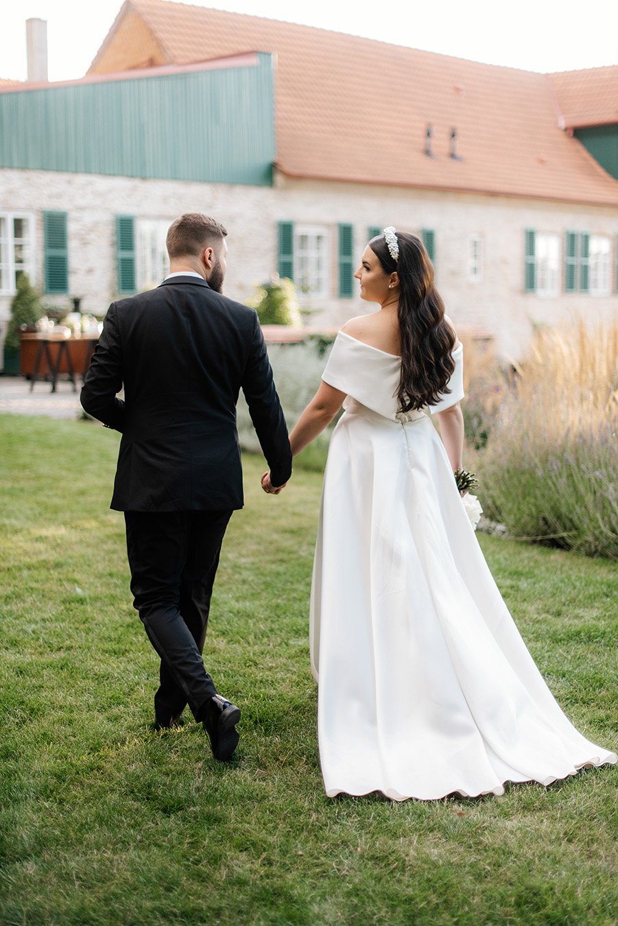 Młoda para w promieniach słońca