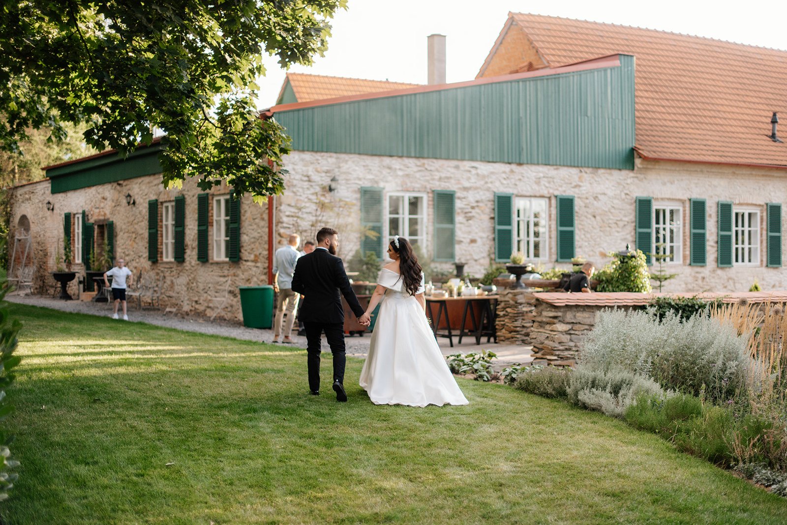 Para młoda w złotym świetle