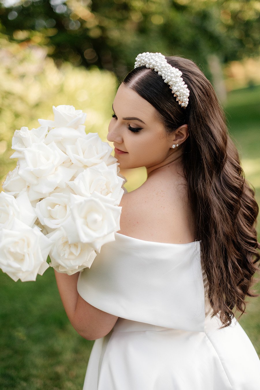 Ciepłe światło otula młodą parę