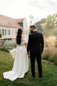 Zakochani w objęciach o zmierzchu