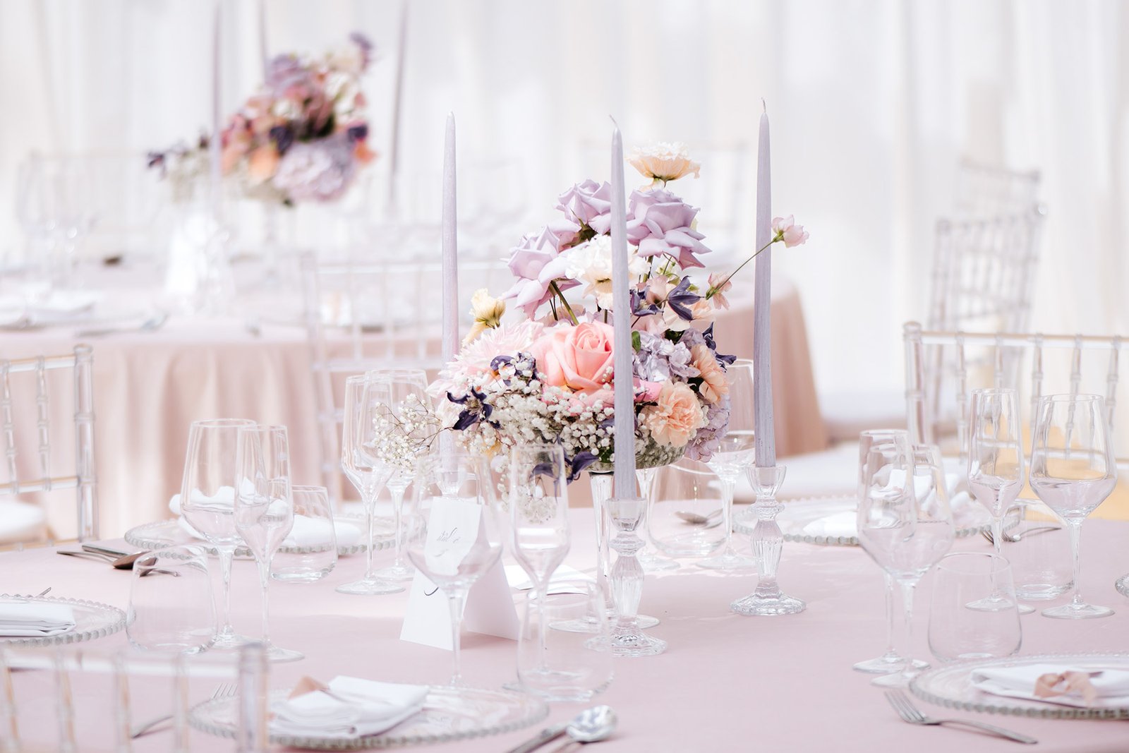 Kwiatowe girlandy przy wejściu