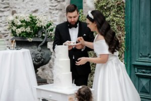 Para młoda z tortem weselnym