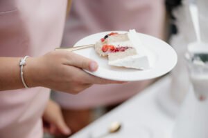 Goście cieszą się krojeniem tortuс