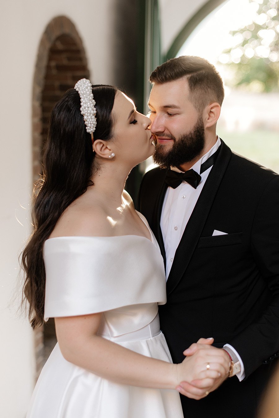 Miłosny uścisk na tle zachodu