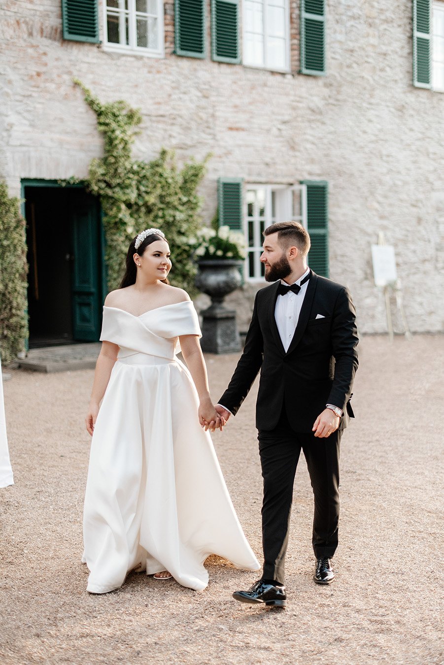 Para młoda trzyma się za ręce